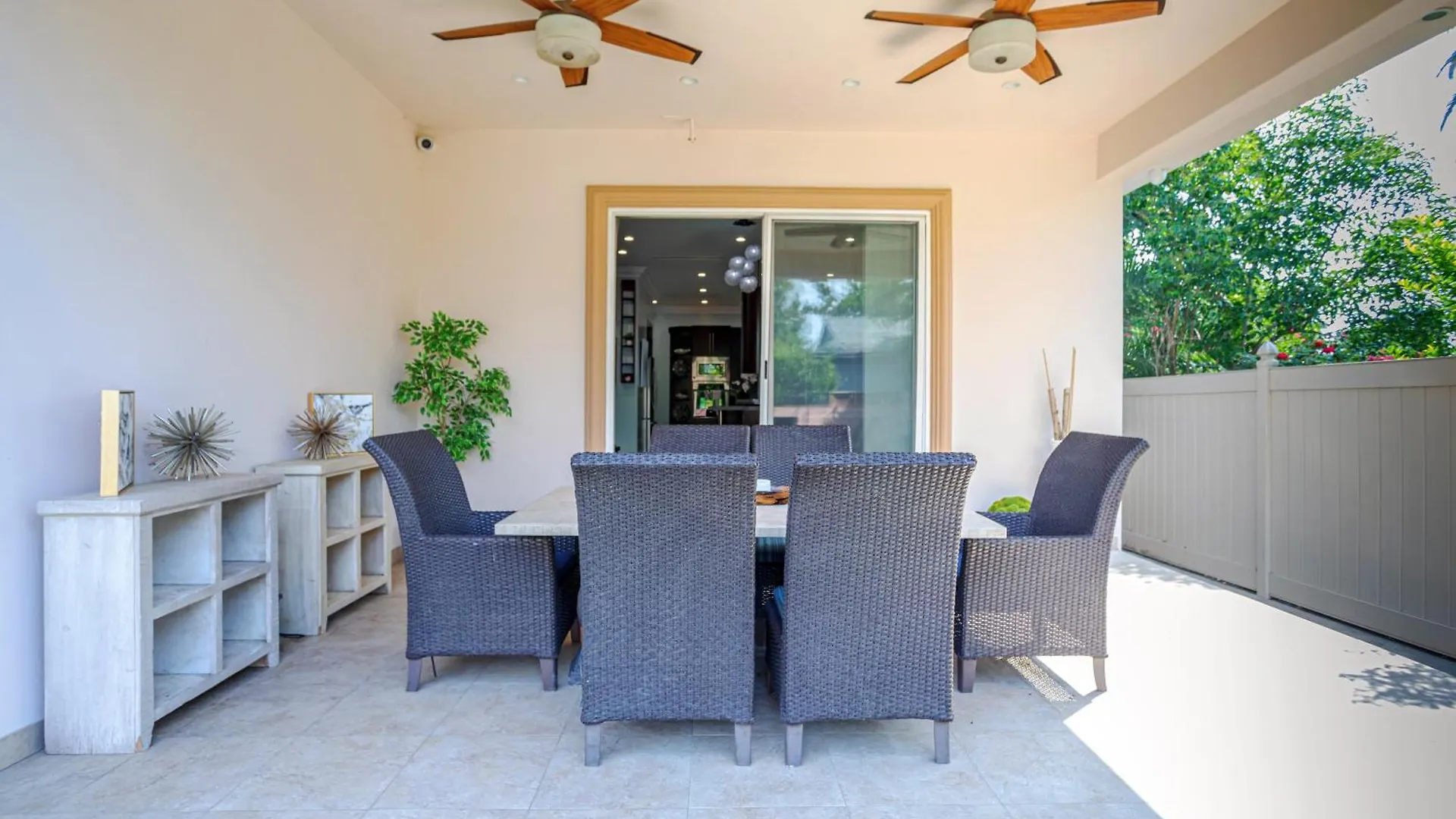 Holiday home Regal 4 Bed With Hot Tub Close To Universal Sleeps 15 Los Angeles