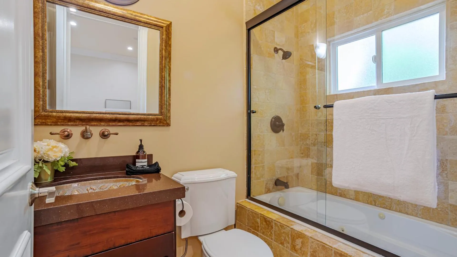 Holiday home Regal 4 Bed With Hot Tub Close To Universal Sleeps 15 Los Angeles United States