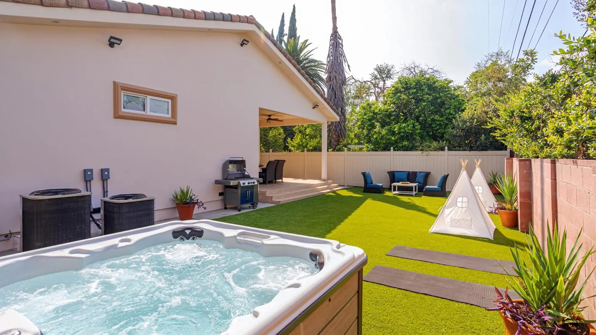 Regal 4 Bed With Hot Tub Close To Universal Sleeps 15 contacts