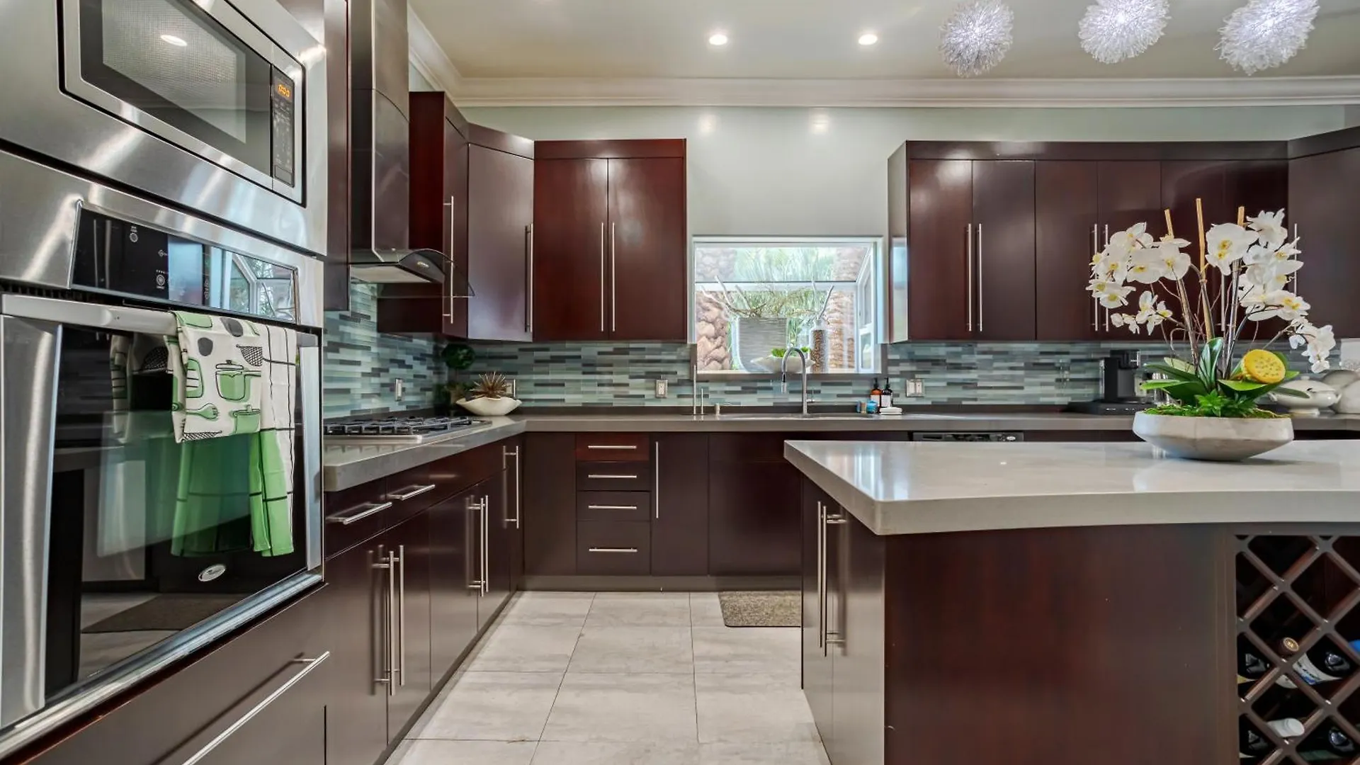 Regal 4 Bed With Hot Tub Close To Universal Sleeps 15 Los Angeles United States