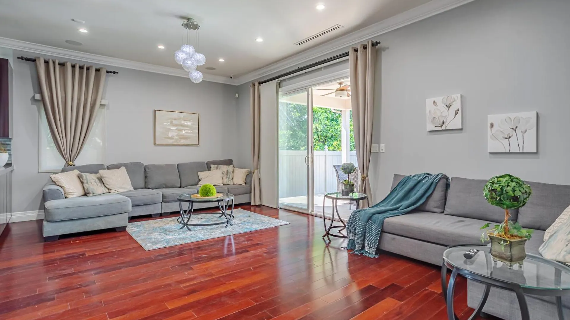 Holiday home Regal 4 Bed With Hot Tub Close To Universal Sleeps 15 Los Angeles