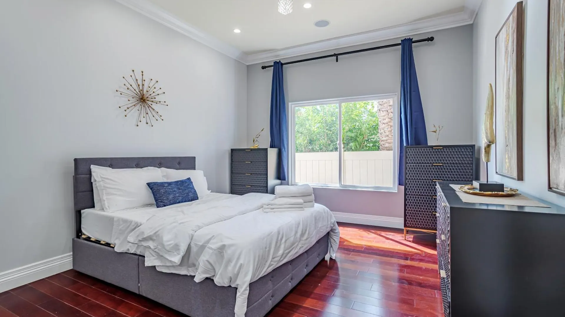Holiday home Regal 4 Bed With Hot Tub Close To Universal Sleeps 15 Los Angeles