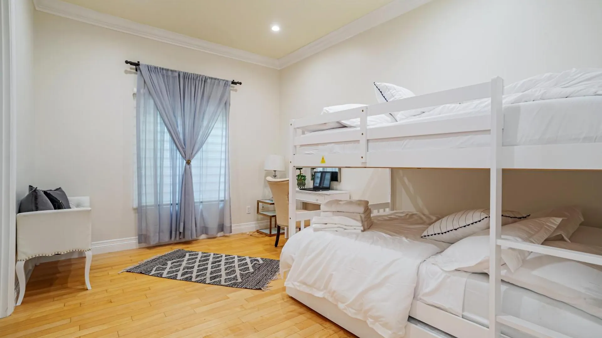Regal 4 Bed With Hot Tub Close To Universal Sleeps 15 Los Angeles