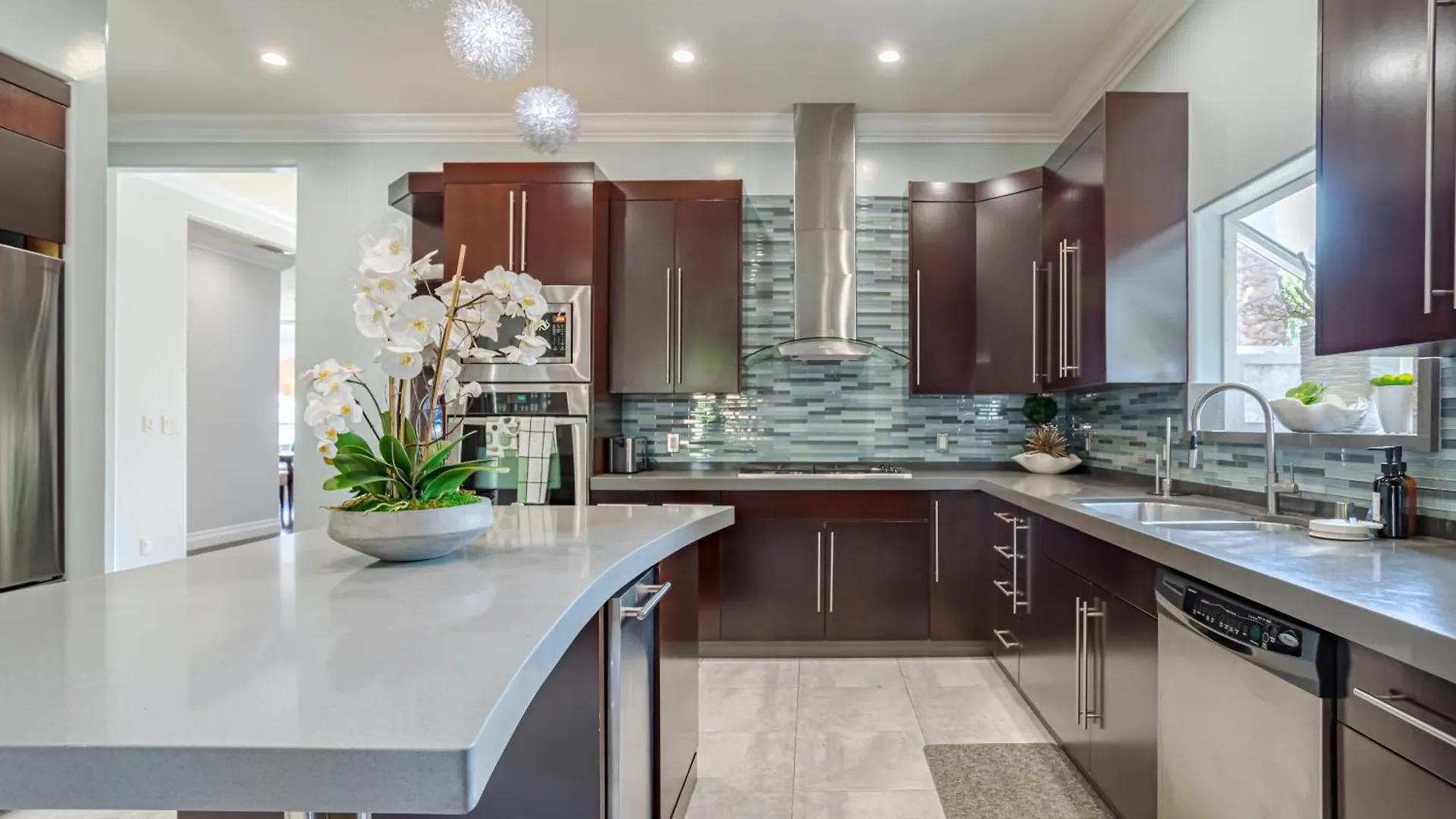 Regal 4 Bed With Hot Tub Close To Universal Sleeps 15 Los Angeles 0*,  United States