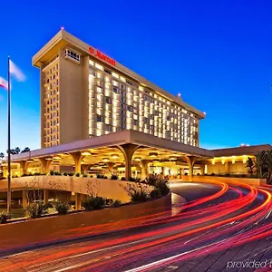 4* Отель Angeles Airport Marriott